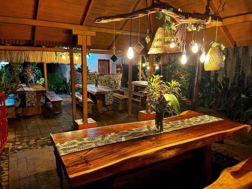 a wooden bench in a room with a table at Villa Sonia Eco-Hostel in Gigante