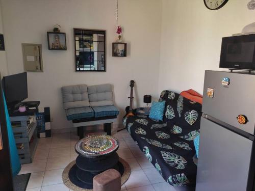 ein Wohnzimmer mit Couch und Kühlschrank in der Unterkunft Appartement 100 mètres plage avec parking privé in Le Barcarès