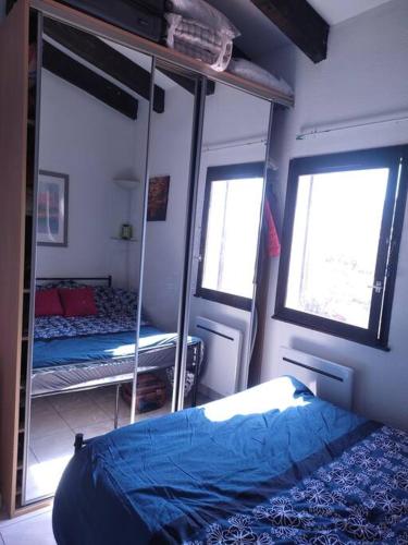 - une chambre avec 2 lits superposés et un miroir dans l'établissement Appartement 100 mètres plage avec parking privé, au Barcarès