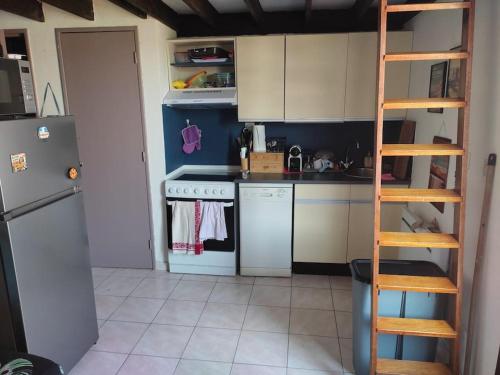 Il comprend une petite cuisine avec un réfrigérateur et une échelle. dans l'établissement Appartement 100 mètres plage avec parking privé, au Barcarès