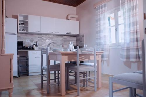 The Homey في سيداري: مطبخ مع طاولة وكراسي خشبية في الغرفة