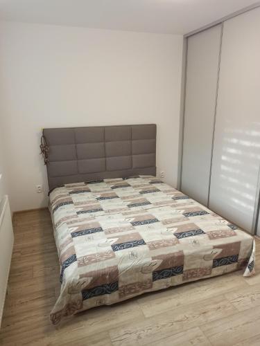 Кровать или кровати в номере Severan New Appartement 2