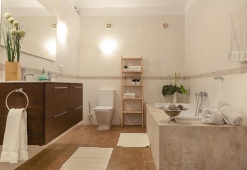 ein Bad mit einem Waschbecken und einem WC. in der Unterkunft Luxury Xenofilia V in Moraira
