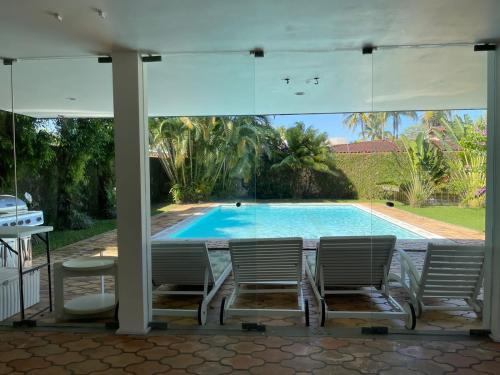 una casa con vistas a la piscina en House 30 meters from the beach, en Guarujá