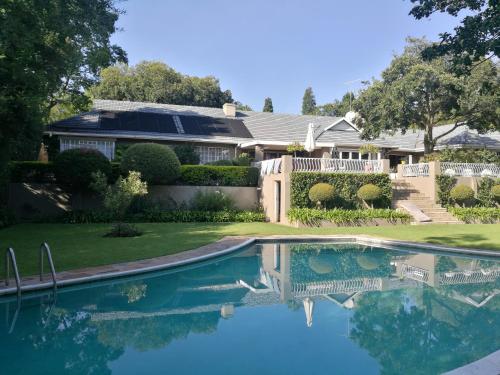 una casa con piscina en el patio en Nine Loch Guesthouse, en Johannesburgo
