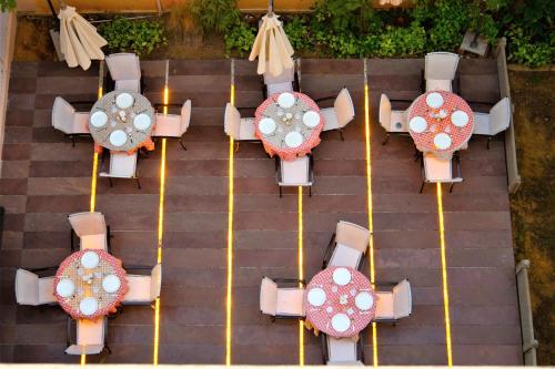 una vista sul soffitto di tavoli e sedie in un ristorante di Om Niwas Suite Hotel a Jaipur