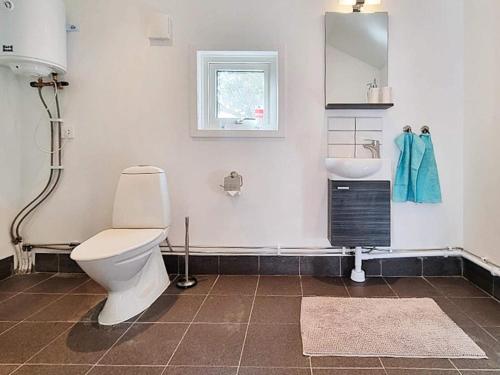 uma casa de banho com um WC e um lavatório em Holiday home FÄRLÖV em Färlöv