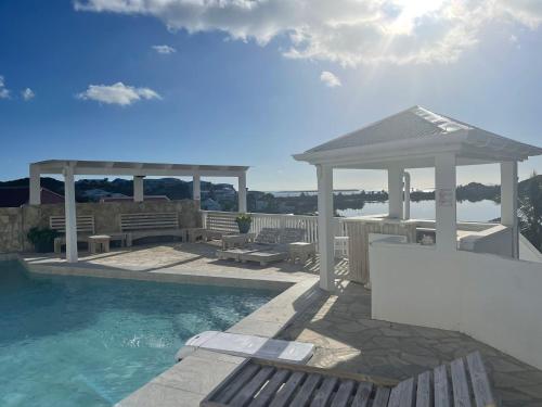 a swimming pool with a pavilion and a gazebo at 5 min d'Orient bay-vue imprenable, Idolem résidence unité 8 - 57 Rue du Mont Vernon 1 in Cul de Sac
