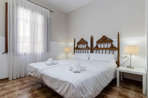 Ένα ή περισσότερα κρεβάτια σε δωμάτιο στο YourHouse Can Bombarda for groups up to 10 guests, perfect for cycling