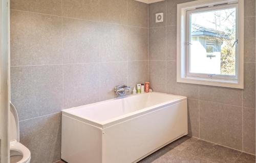 Koupelna v ubytování Lovely Home In Saltrd With Wifi
