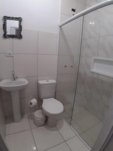 Bilik mandi di Casa com piscina, confortável e ótima localização