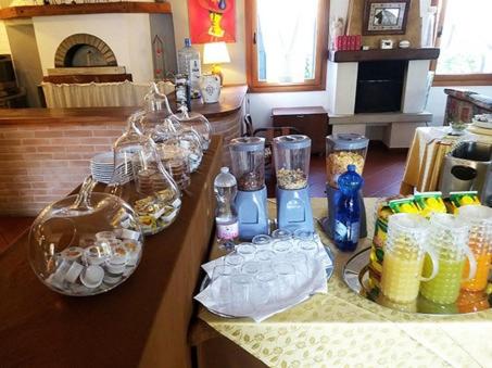 a counter with jars and other items on it at Il Ghebo in Cavallino-Treporti