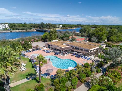 une vue aérienne d'un complexe avec piscine dans l'établissement SOWELL RESIDENCES Les Sablons, au Grau-du-Roi