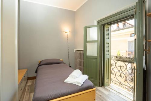 a small bedroom with a bed and a balcony at Appartamento Roma 55 in Mantova