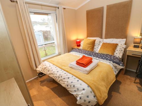 een slaapkamer met een bed en een raam bij Rosie's Zen Den in Carlisle