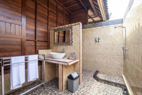 a bathroom with a sink and a shower at Garden Cottage Lembongan & Hostel in Nusa Lembongan