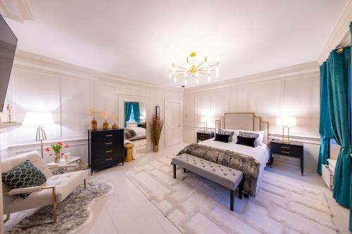 een slaapkamer met een bed, een bureau en een bank bij Haus of Mason in Londen