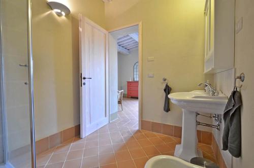 La salle de bains est pourvue d'un lavabo et d'une douche. dans l'établissement Appartamento Pino, à Trequanda