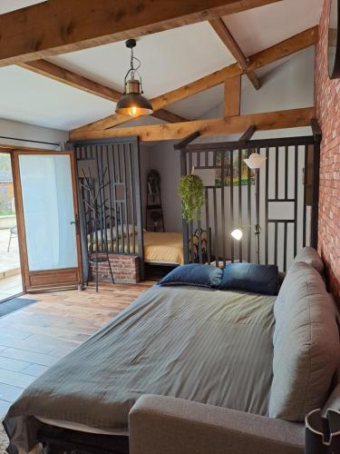 Voodi või voodid majutusasutuse L'Annexe- guest house avec piscine studio avec coin chambre toas