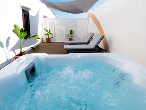 uma banheira de hidromassagem no quintal de uma casa em Villa Favorita Hotel & Events em Marsala