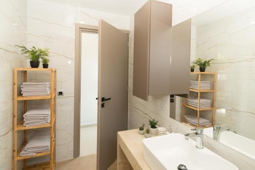 y baño con lavabo y espejo. en Al Santo Apartments en Zakynthos