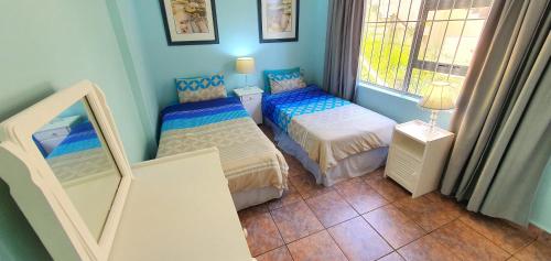 Postel nebo postele na pokoji v ubytování Nomads Nook 8 - 8 Sleeper - Amazing Sea Views!