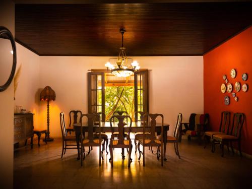 Un comedor con mesa y sillas y una ventana. en El Fogón Casa de campo, en San Miguel del Monte