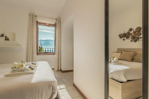 A bed or beds in a room at Casa Magnolia Varenna