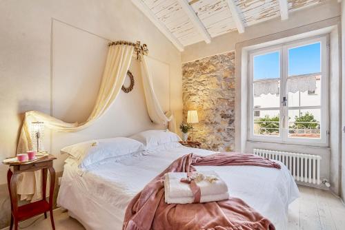 - une chambre avec un lit et une fenêtre dans l'établissement Casa Monella, à La Spezia