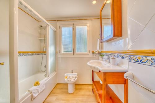 Ideal Property Mallorca - Villa Jardi في الكوذيا: حمام مع حوض ومرحاض