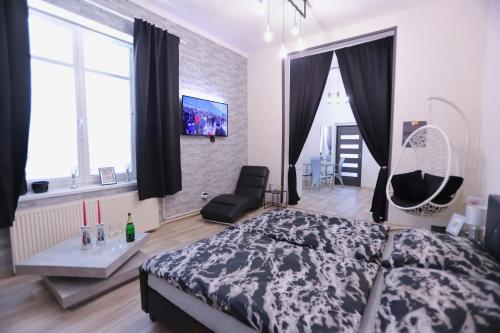 um quarto com uma cama e uma televisão na parede em Wellnes apartmán Leqwell em Uherský Brod