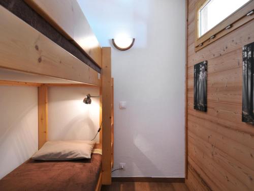 Cette petite maison dispose de lits superposés dans le couloir. dans l'établissement Studio rénové au pied des pistes, balcon, pour 4 personnes - FR-1-181-2097, à La Plagne Tarentaise