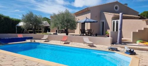 a swimming pool in front of a house at Casa Bonni piscine privée in Valréas