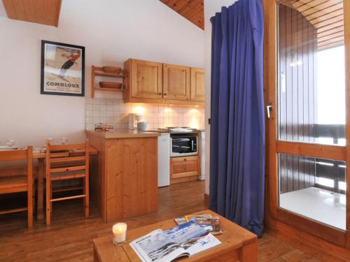 une cuisine avec une table et une salle à manger dans l'établissement Appartement chaleureux au pied des pistes avec balcon, 3 pièces, 7 pers., animaux admis - FR-1-181-2200, à La Plagne Tarentaise
