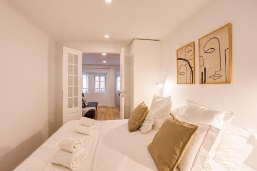 リスボンにあるAlfama Chic Penabuquelの白いベッドルーム(大きな白いベッド1台付)