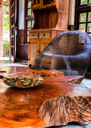 a plate of food sitting on a wooden floor with a couch at Pousada O Cantinho da Raposa in Monte Verde