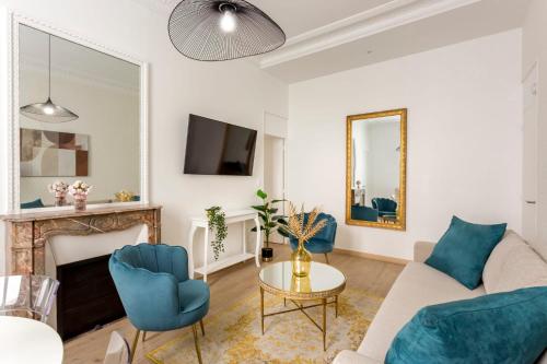 uma sala de estar com um sofá e uma lareira em Cosy 2 bedrooms 1 bathroom apartment - Monceau em Paris