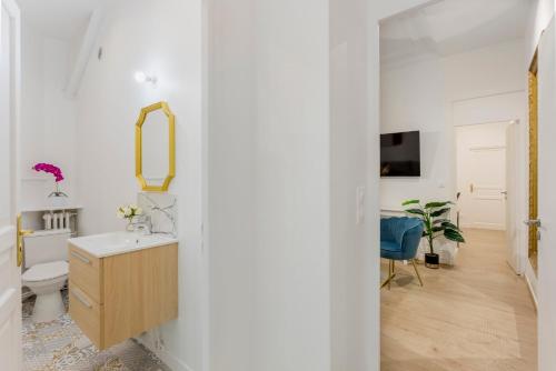 uma casa de banho com um lavatório e um espelho em Cosy 2 bedrooms 1 bathroom apartment - Monceau em Paris