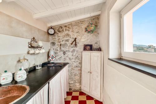 une cuisine avec un évier et une fenêtre dans l'établissement Casa Monella, à La Spezia