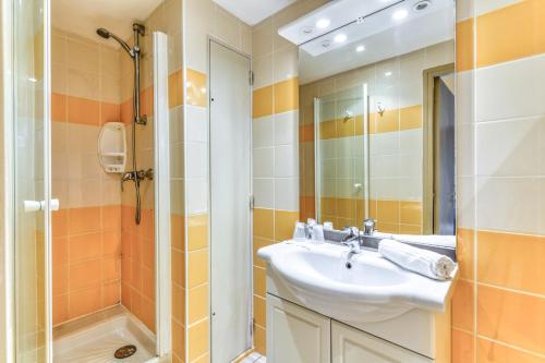 een badkamer met een wastafel en een douche bij SOWELL Family Cap d’Agde in Cap d'Agde