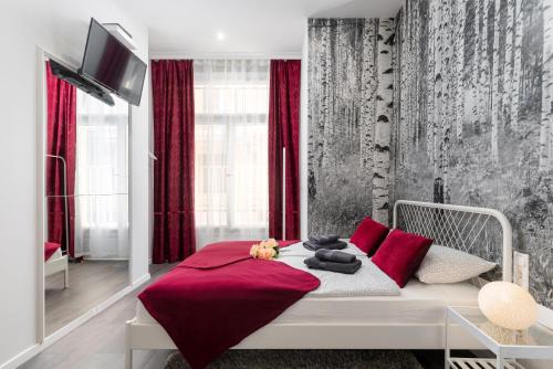 1 dormitorio con 1 cama con almohadas rojas y TV en VP12 Apartments, en Budapest