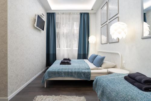 un dormitorio con dos camas y un sofá en VP12 Apartments, en Budapest