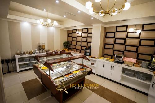 Кухня или мини-кухня в Hotel Roman Maramures - Ski & Spa Resort

