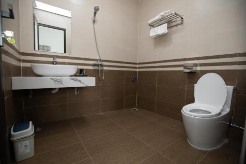 y baño con aseo y lavamanos. en Nhà Nghỉ Ngọc Anh, en Nghĩa Lộ