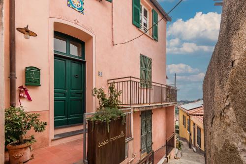 a building with a green door and a balcony at Casa Monella in La Spezia