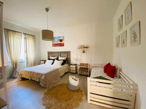 Un dormitorio con una cama grande y una falda en Family Apartment, en Beverino