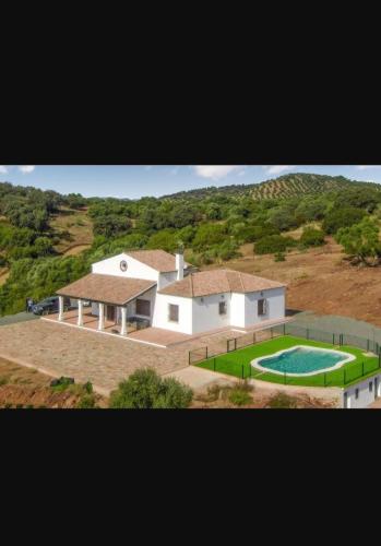 - une vue aérienne sur une maison avec une piscine dans l'établissement Casa Rural Alberquillas, à La Puebla de los Infantes