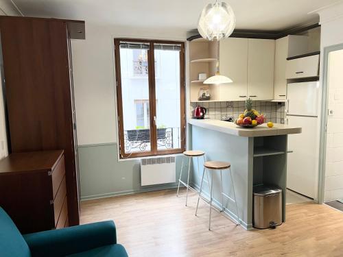 - une petite cuisine avec un comptoir et un îlot dans l'établissement Eden Moon, à Paris