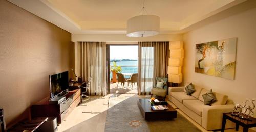 Télévision ou salle de divertissement dans l'établissement Fairmont The Palm