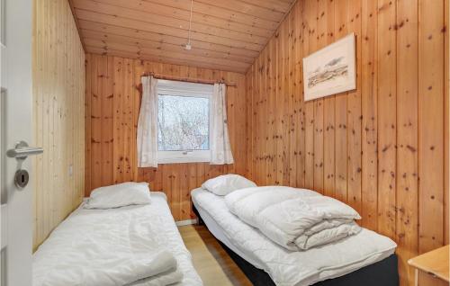 Postel nebo postele na pokoji v ubytování 4 Bedroom Lovely Home In Oksbl